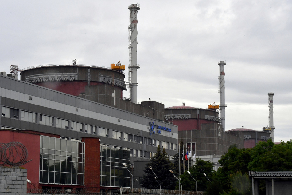 Reaktor vier des von Russland verminten AKW Saporischschja wurde hochgefahren. Brand gefährlich, meint der Betreiber, denn der Reaktor sei schon sehr lange weder gewartet noch repariert worden.