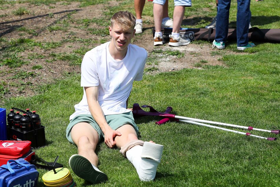 Beim Trainingsauftakt im Sommer saß Max Roscher (20) mit Gips auf dem Rasen.