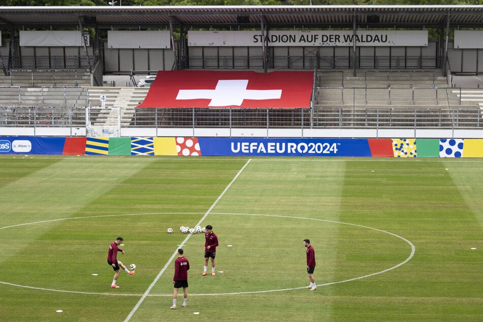 Die Spieler der Schweizer Fußball-Nationalmannschaft freuen sich über bessere Trainingsbedingungen in Stuttgart.