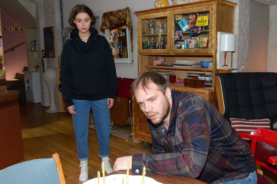 Merle findet ihren Vater Erik in einem desolaten Zustand vor und ist erschüttert.