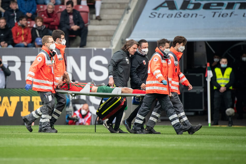 Die Hilfskräfte mussten den verletzten Iago vom FC Augsburg vom Platz tragen.