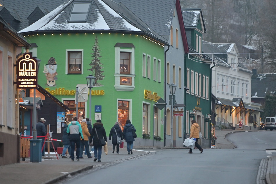 Die Kontrollen im Weihnachtsdorf Seiffen laufen seit Mittwoch. In den Geschäften ist weniger los, die Straßen sind deutlich leerer.