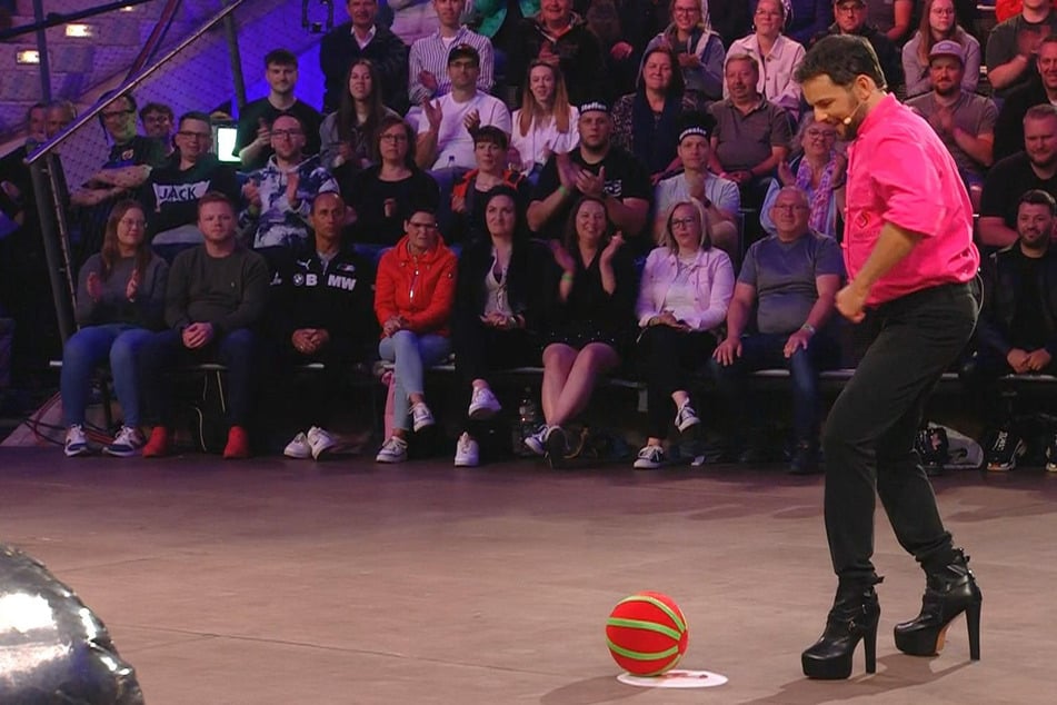 Auf Stöckelschuhen musste sich TV-Koch Steffen Henssler (51) am Sonntag im "Fußball-Darts" versuchen.