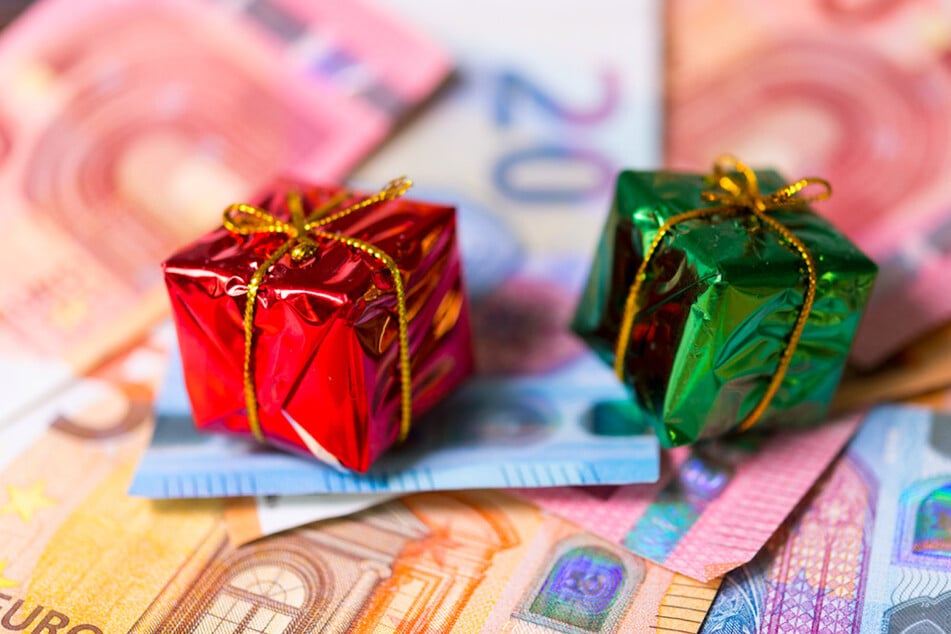 Jüngere wollen in diesem Jahr sogar mehr für Geschenke ausgeben. (Symbolbild)