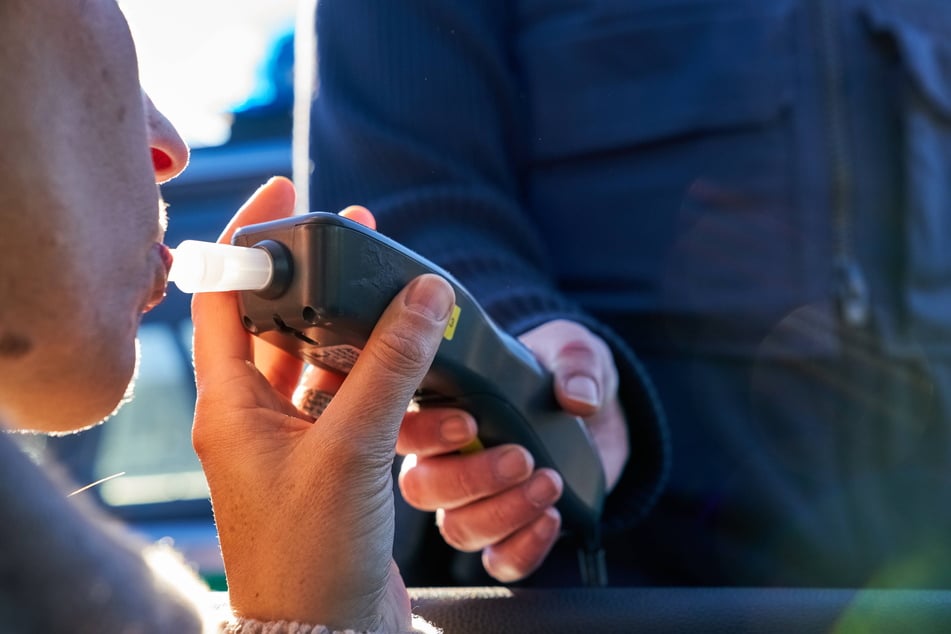 Durch Schnelltests vor Ort kann der Blutalkoholwert, nicht aber der geltende Grenzwert für Cannabis festgestellt werden. Dafür fehlen schlicht entsprechende Geräte, die es auf dem Markt noch gar nicht gibt. (Symbolbild)