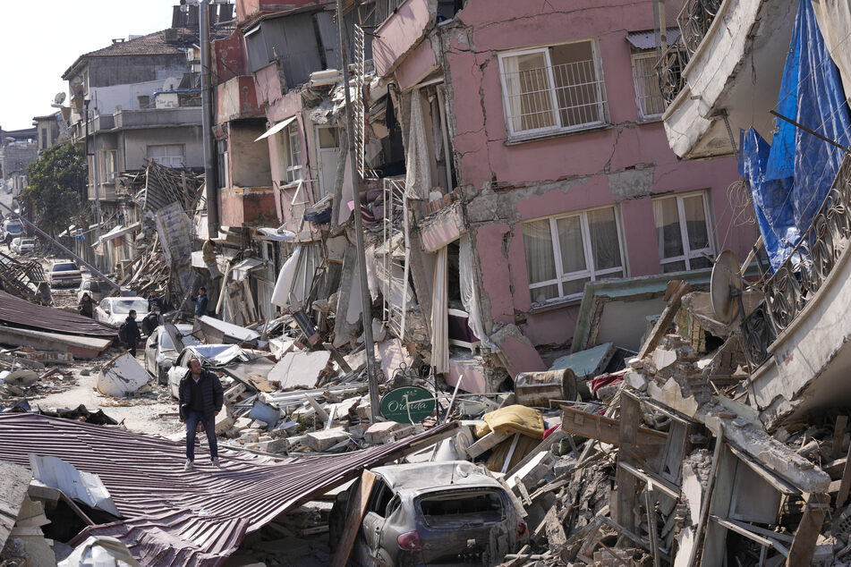 Zahlreiche Trümmer eingestürzter Gebäude waren nach den Erdbeben unter anderem in der türkischen Provinz Hatay vorzufinden.
