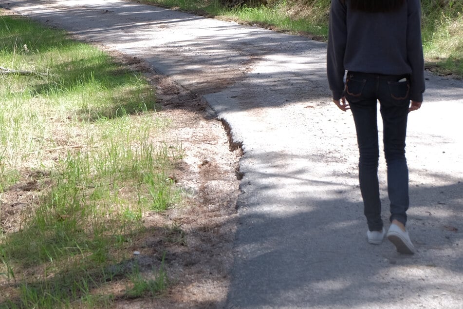 Die Frau war auf dem Elbweg in Dresden-Zschieren unterwegs, als sie plötzlich von einem Fremden angegriffen wurde. (Symbolbild)