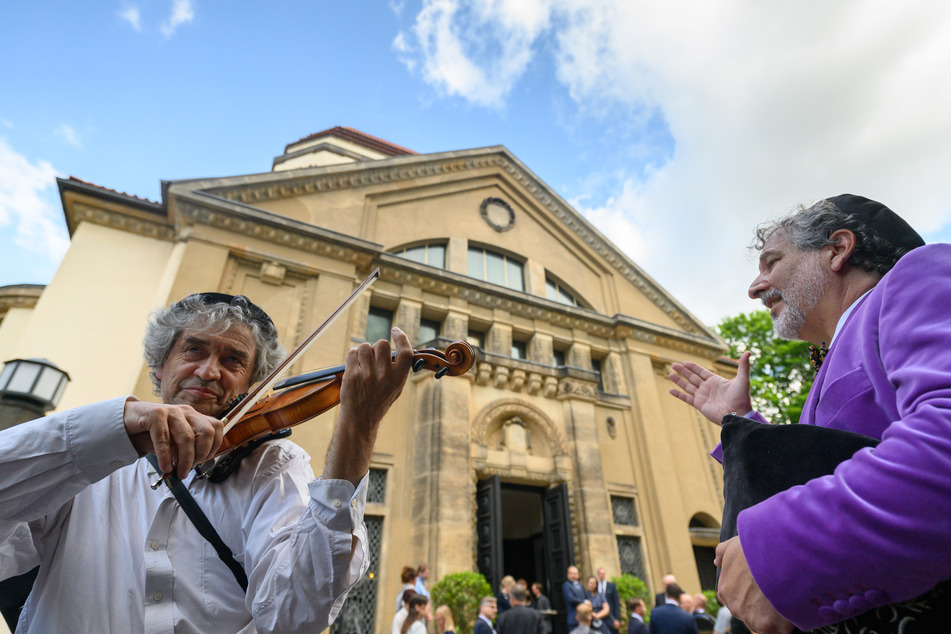 Feierliche Einstimmung: Alex Jacobowitz (r), Vorsitzender und Kantor der Jüdischen Gemeinde Görlitz, und Fritz Tarjan, Musiker aus Budapest, vor Beginn der Wiedereröffnung.