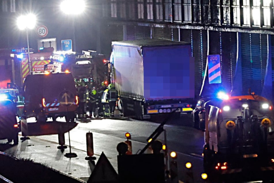 Der Reifen eines Lkw platzte am Donnerstagnachmittag. Derzeit ist die A4 in Richtung Erfurt noch voll gesperrt.