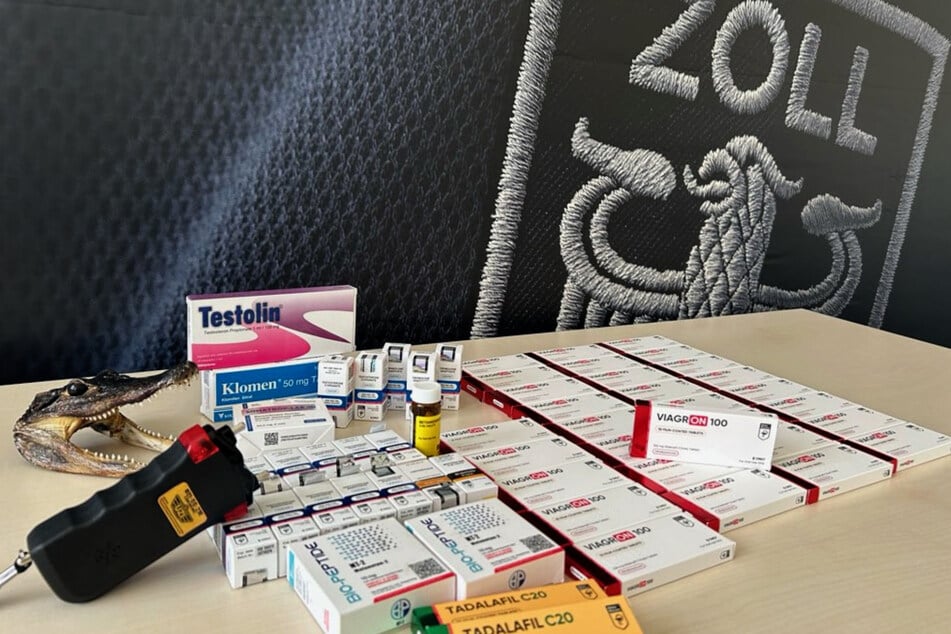 Außerdem wurden Doping- und Potenzmittel sowie ein Elektroschocker und der Kopf eines geschützten Krokodils konfisziert.