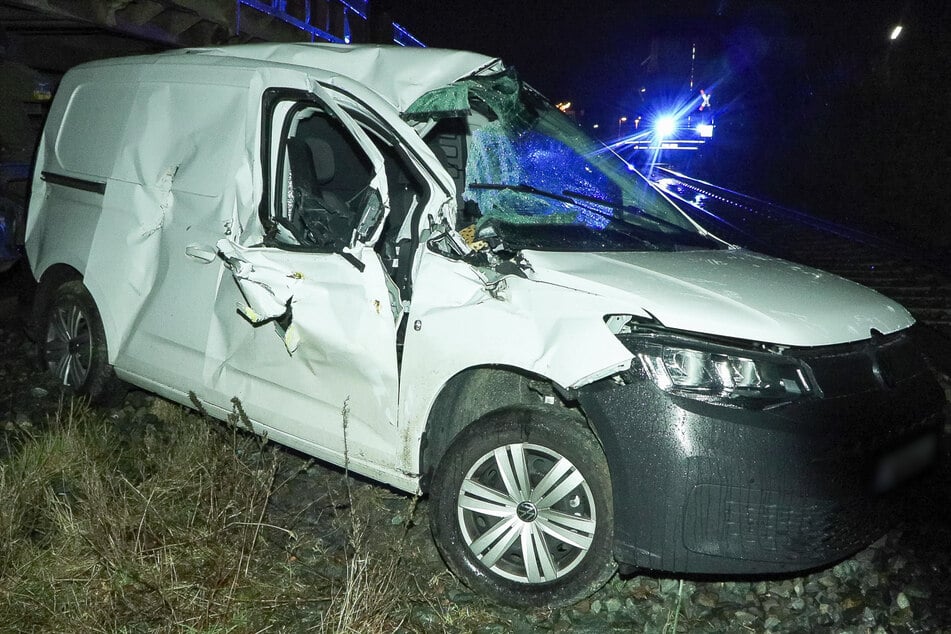 Der VW des 23-Jährigen wurde bei dem Unfall auf dem Bahnübergang massiv beschädigt.