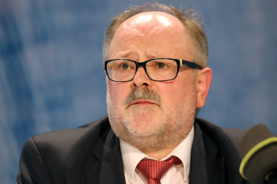 Nach einem Fehlverhalten im Fall des Berliner Weihnachtsmarkt-Attentäter Anis Amri (†24) muss Reinhard Müller, Leiter des Landesverfassungsschutzes in Mecklenburg-Vorpommern, seinen Hut nehmen.