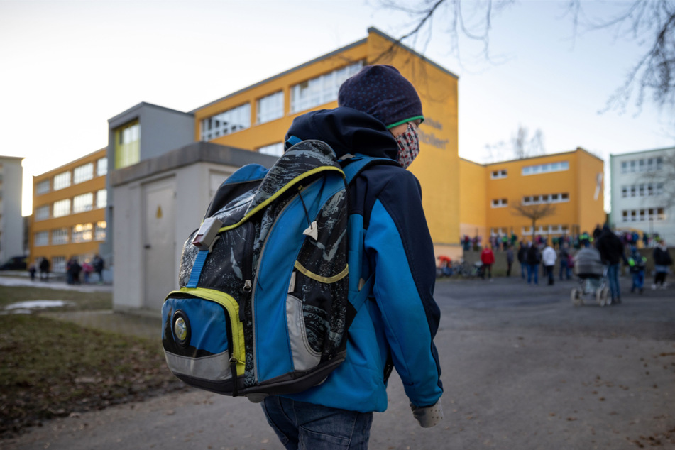 Ein Schüler kommt am Morgen in die Grundschule „Am Stollen“ in Ilmenau. Grundschüler werden bei der Rückkehr zum Präsenzunterricht bevorzugt behandelt.