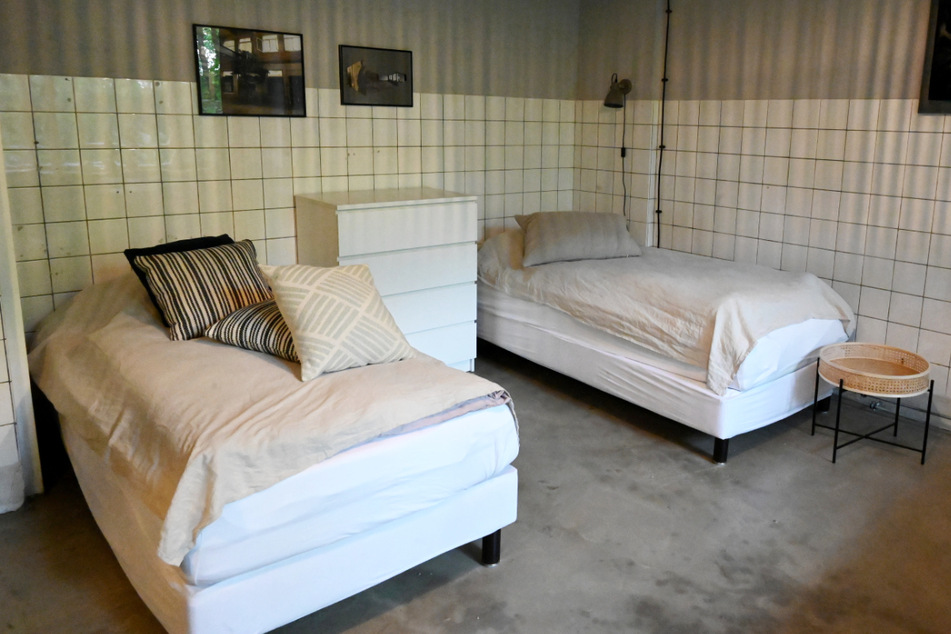 Übernachtung mit Flair: Wandkacheln und der alte Fußbodenbelag sind in der ehemaligen Poliklinik geblieben.