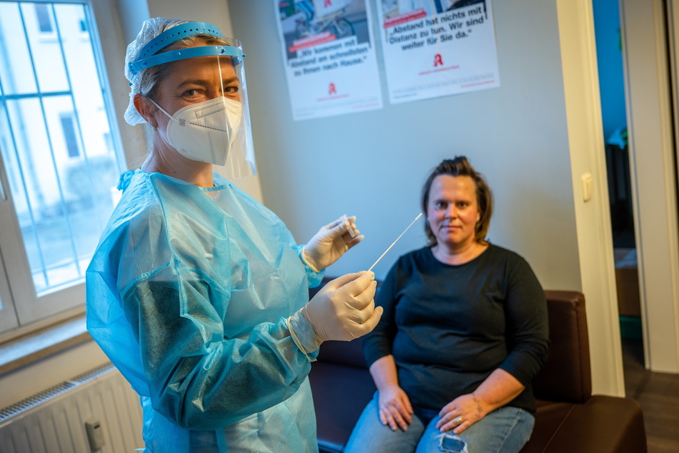 "Der Test geht ganz schnell", verspricht Apothekerin Manon Knaak (46, l.) ihrer Kollegin Peggy Musuly (39).
