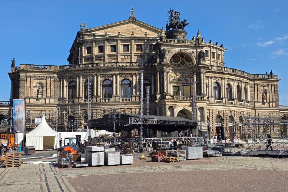 Die Bühne auf dem Theaterplatz nimmt langsam Gestalt an.