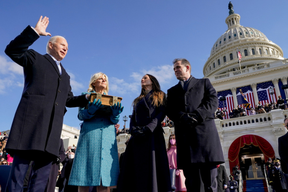 Joe Biden wird von Chief Justice John Roberts als 46. Präsident der Vereinigten Staaten vereidigt, während Jill Biden die Bibel während der 59. Amtseinführung des Präsidenten vor dem US-Kapitol hält, während seine Kinder Ashley und Hunter zusehen.
