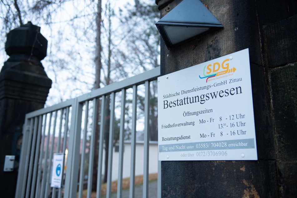 Das Tor zum Krematorium der Städtischen Dienstleistungs-GmbH Zittau Bestattungswesen auf dem Friedhof ist verschlossen.