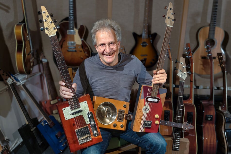 Torsten Turinskys (69) wahre Liebe war immer die Gitarre. Seine Sammlung ist mittlerweile riesig.