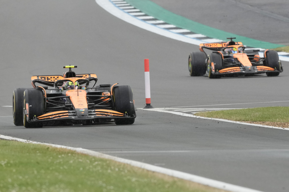 Lando Norris (24, l.) aus Großbritannien vom Team McLaren fährt vor seinem Teamkollegen Oscar Piastri (23) aus Australien in die Box.