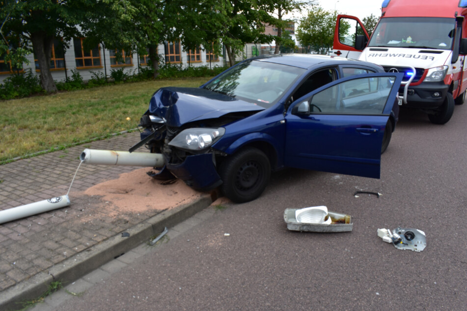 Durch den Aufprall des Wagens fiel die Laterne um.