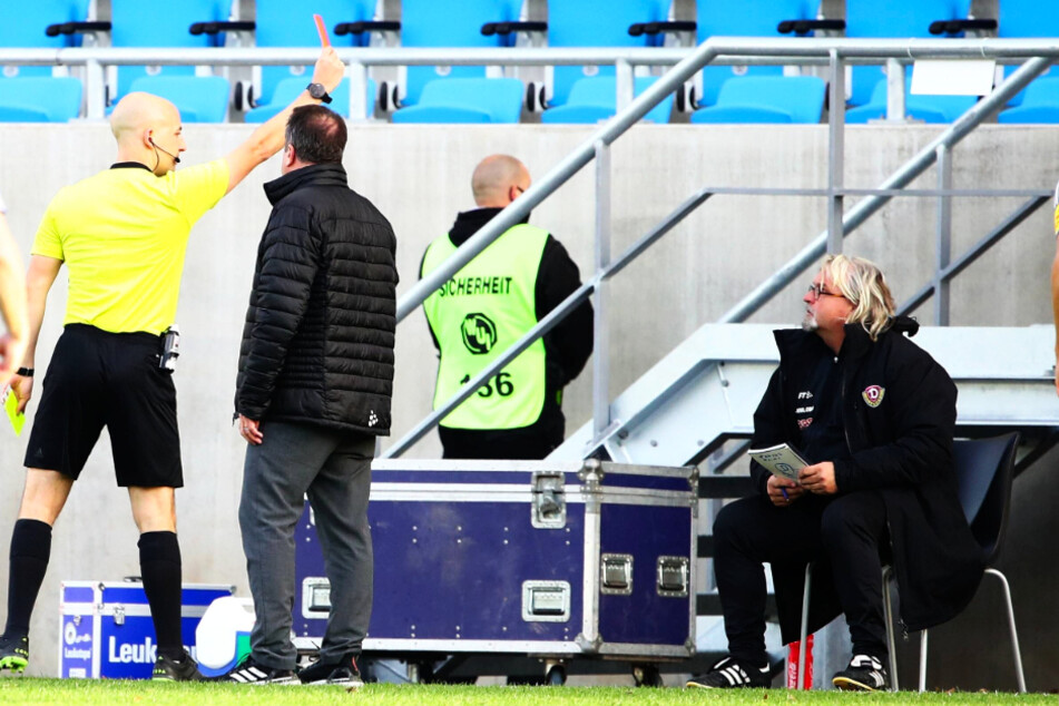 Verdutzte Gesichter: Schiedsrichter Nicolas Winter (l.) zeigt Dynamos Co-Trainer Heiko Scholz (r.) die Rote Karte. Auch Markus Kauczinski traut seinen Augen nicht.
