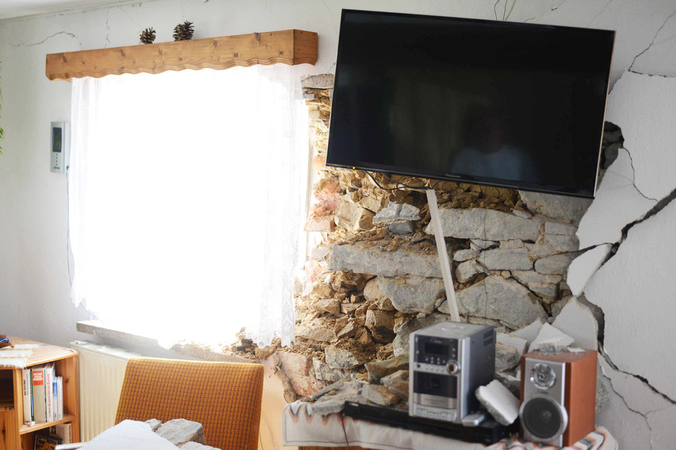 Ziegelsteine lösten sich und flogen durch die Ferienwohnung.