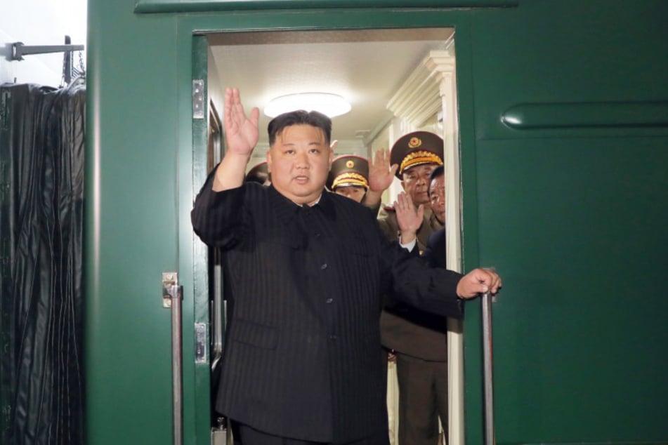 Ein wohlgelaunter Kim Jong-un winkt vor der Abfahrt nach Russland.