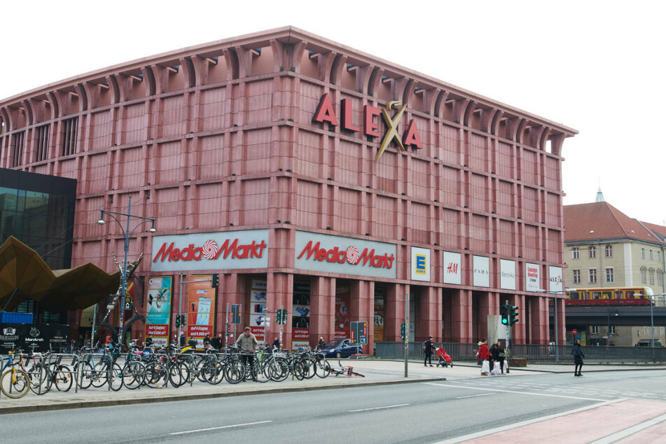 Im Einkaufszentrum Alexa am Berliner Alexanderplatz kann man ab Dienstag Blut spenden.