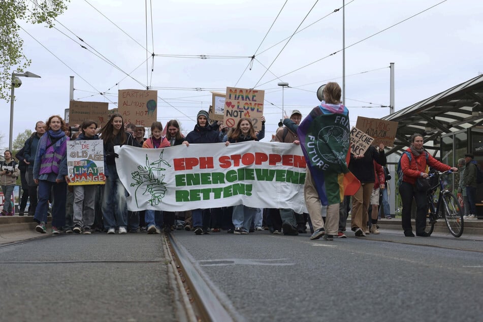 Laut "Fridays for Future" zogen am Freitag 400 Demo-Teilnehmer durch die Stadt.