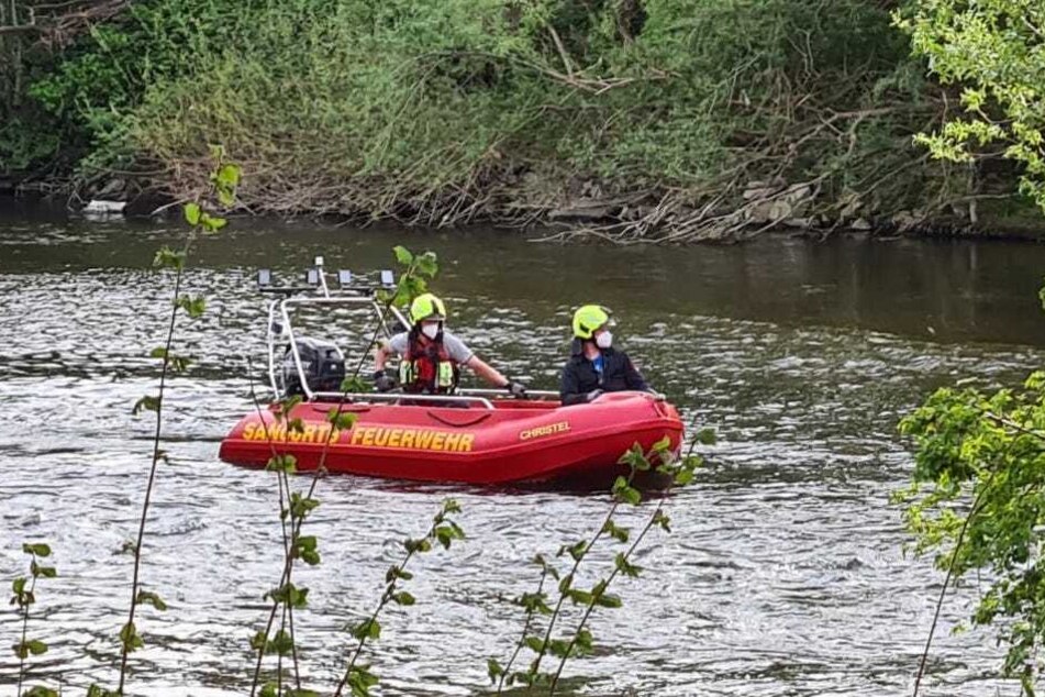 Die Feuerwehr rettete die drei Kinder mit einem Boot von der Sieg-Insel. (Symbolbild)