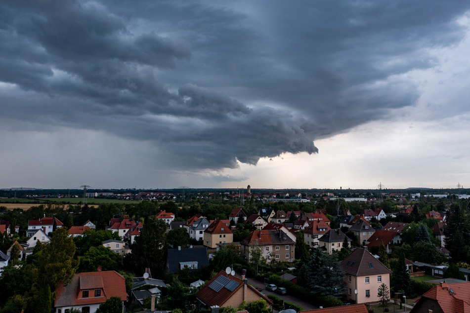 Gewitter ziehen auf: Auf Sachsen kommt ein ungemütlicher Start in die Woche zu. (Archivbild)