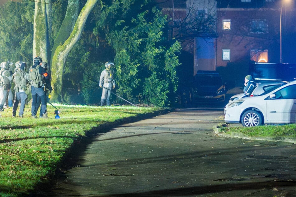 Sämtliche Polizeikräfte suchten das Gebiet nach potenziellen anderen Waffen ab.