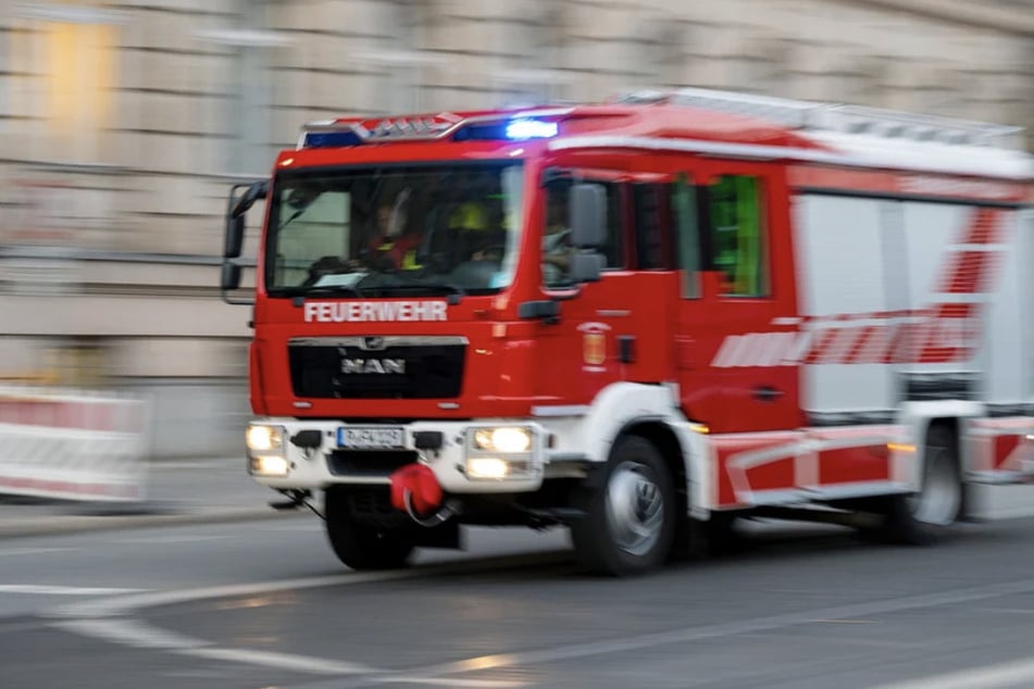 Die Feuerwehr musste die Bewohner des Mehrfamilienhauses vorübergehend evakuieren. (Symbolbild)