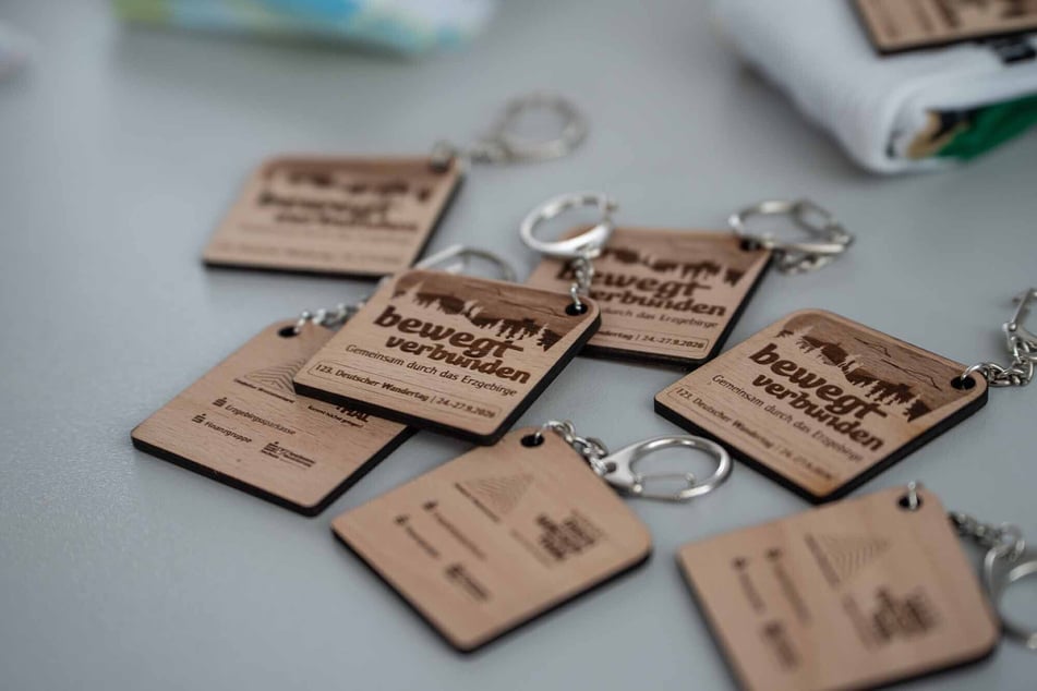 "Bewegt verbunden" ist das Motto des 123. Deutschen Wandertages - die Holzplaketten gelten als Eintrittskarten.