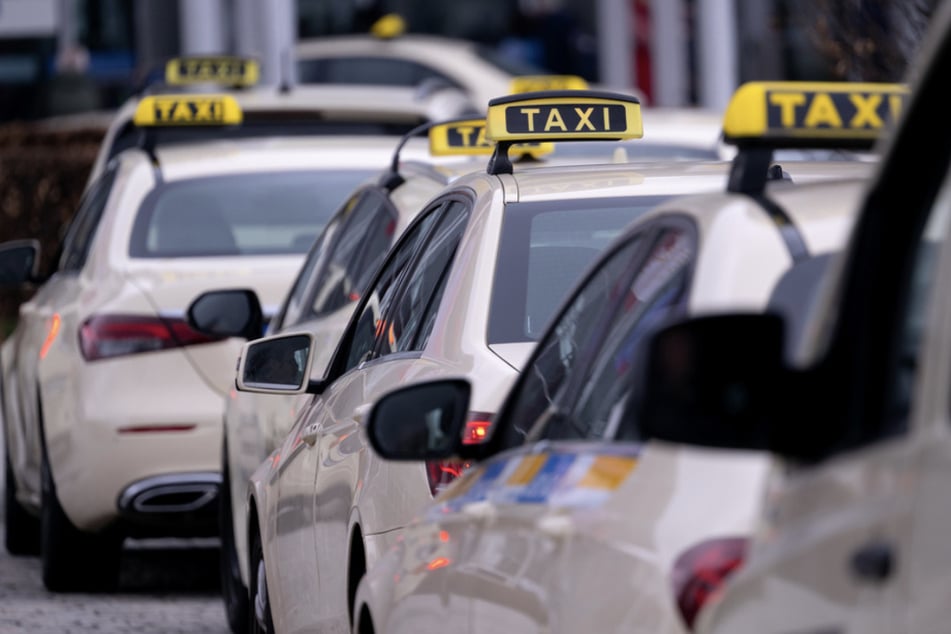 Der 62-jährige Taxi-Fahrer wurde in ein Krankenhaus gebracht. (Symbolbild)