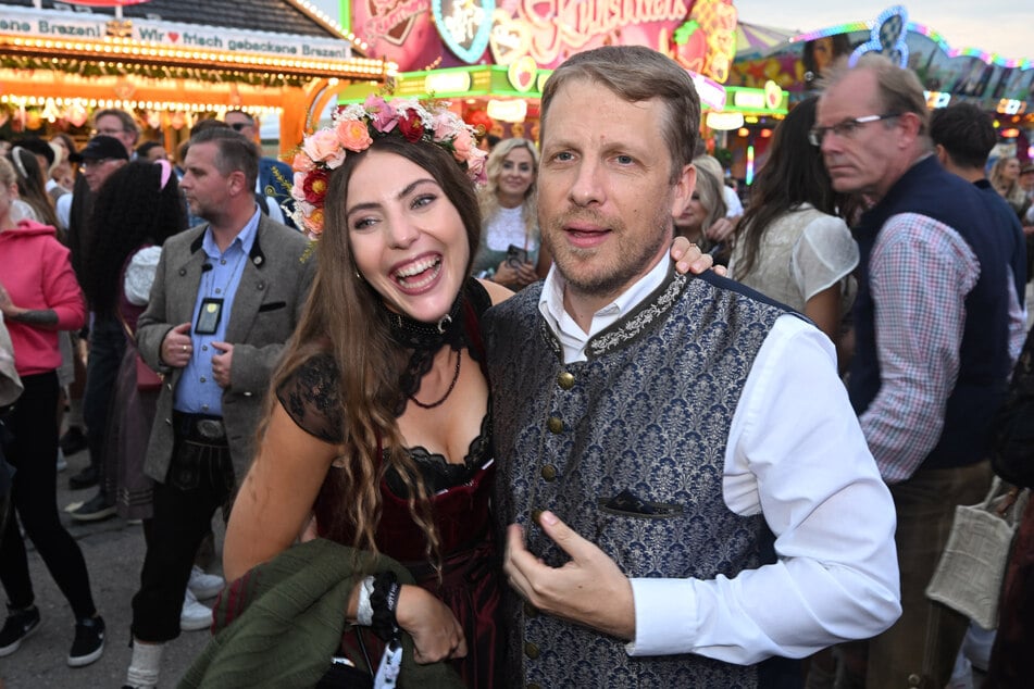 Oliver Pocher (46) bummelt mit dem diesjährigen Wiesnplaymate Vroni Sbrizzai (24) über das Oktoberfest.