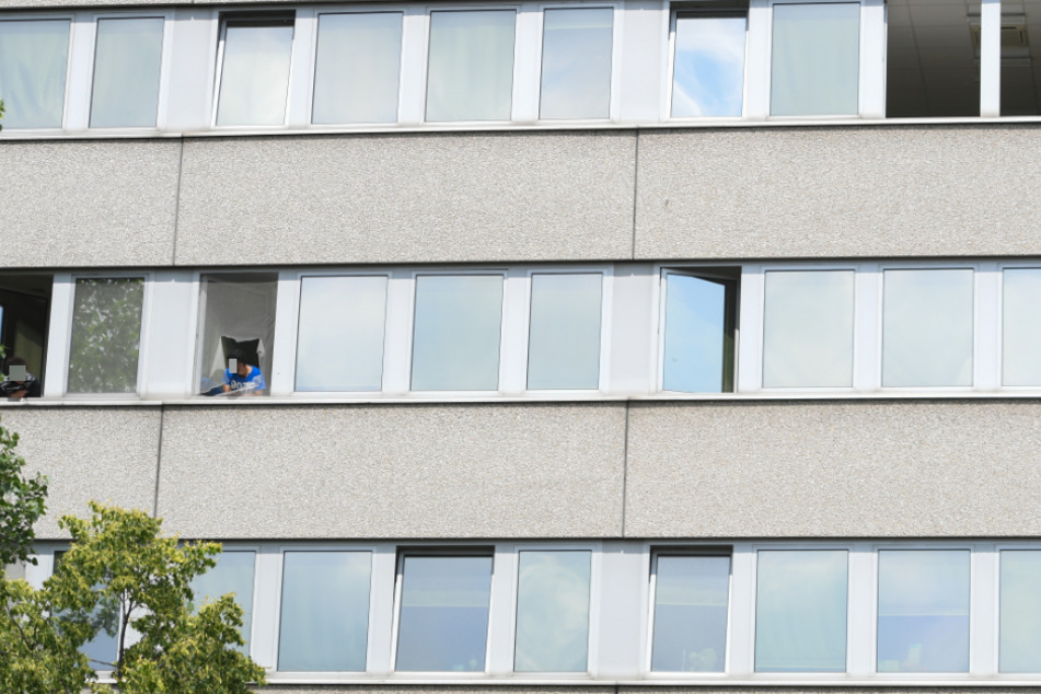 Frau springt aus Angst vor ihrer Abschiebung aus dem Fenster der Asylunterkunft. (Symbolbild)