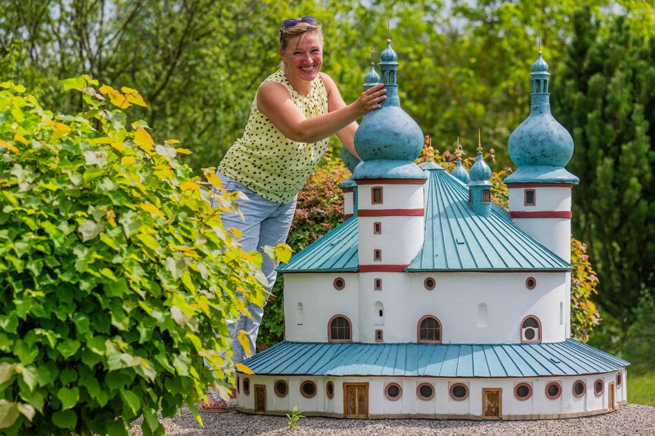 Marketing-Chefin Claudia Schmidt (59) mit der Wallfahrtskirche Waldsassen, die sie in den 90er Jahren mit aufbaute.