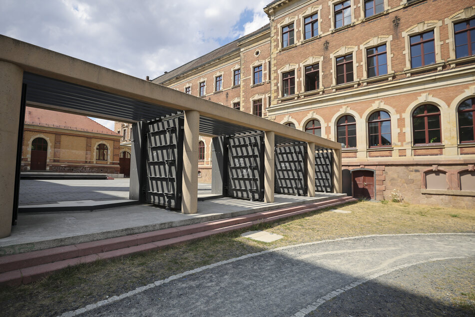 Eine 60 Millionen Euro teure Anlage schützt seitdem die Grimmaer Altstadt. Darin enthalten: Mächtige Flutschutztore auf dem Gelände des Gymnasium St. Augustin an der Mulde.