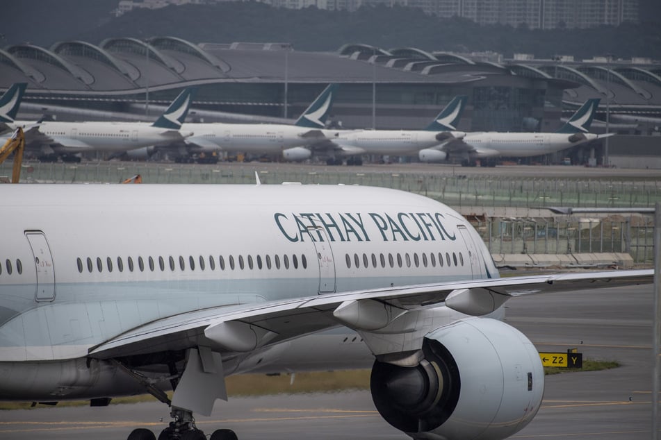 Auf einem Flug der Airline "Cathay Pacific" hat ein Passagier versucht, die Tür des Fliegers zu öffnen. (Symbolbild)
