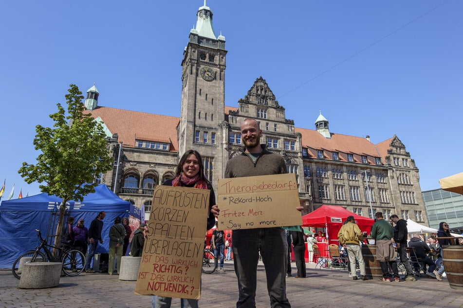 Davina Wittig (25) und Joshua Blickle (27) demonstrierten gegen Kürzungen im Sozialwesen.