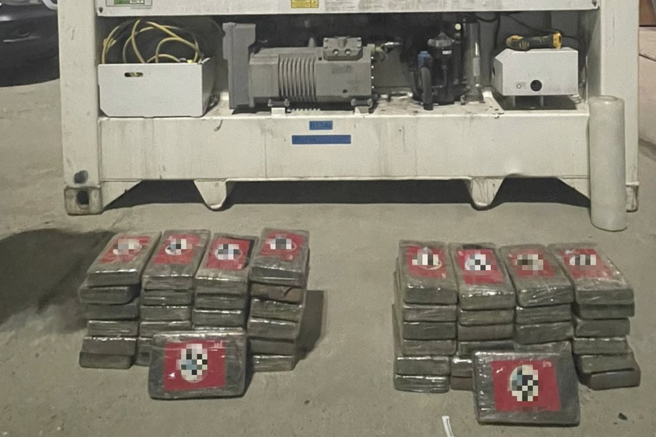 Die peruanischen Drogenfahnder sicherten am Mittwoch 50 Kokain-Pakete, die mit Nazi-Symbolik verpackt waren.