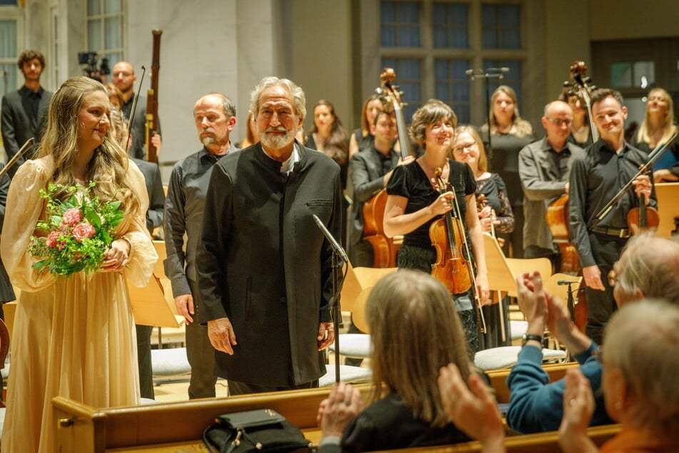 Für "Missa solemnis" in der Frauenkirche gefeiert: Jordi Savall (81, M.) und das Orchester Le Concept des Nations mit Solistin Olivia Vermeulen (l.).