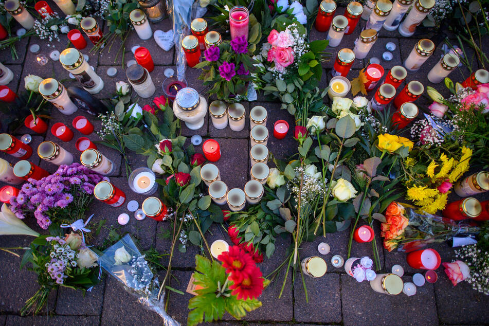 Am Donnerstag legten Hunderte trauernde Menschen in Aschersleben Blumen für das tote Mädchen nieder.