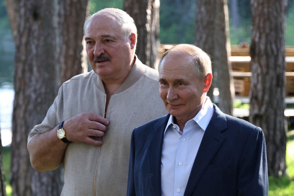 Der belarussische Machthaber Alexander Lukaschenko (l., 69) bei einem Treffen mit Kreml-Herrscher Wladimir Putin (71).