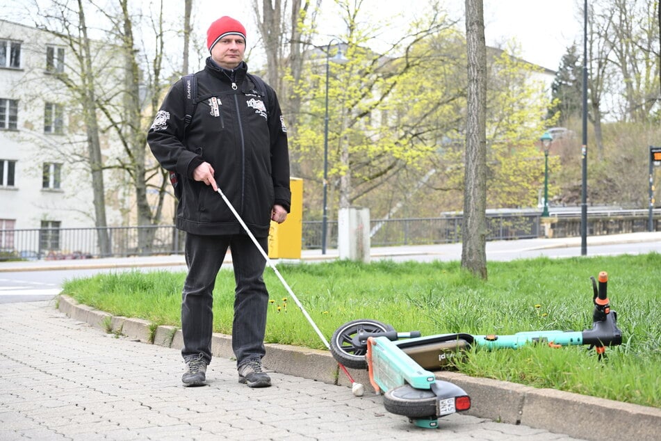 Lars Geither (48), vom Blinden- und Sehbehindertenverband macht seit Jahren auf die Gefahren durch herumliegende Elektroroller aufmerksam.