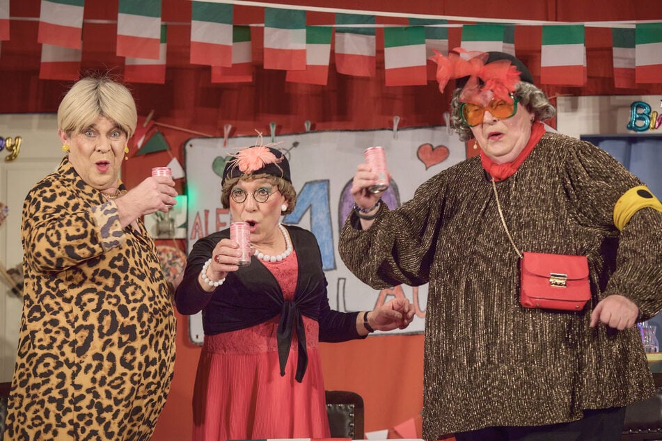 Prösterchen! Diese drei "Damen" bringen das Publikum in Stimmung.