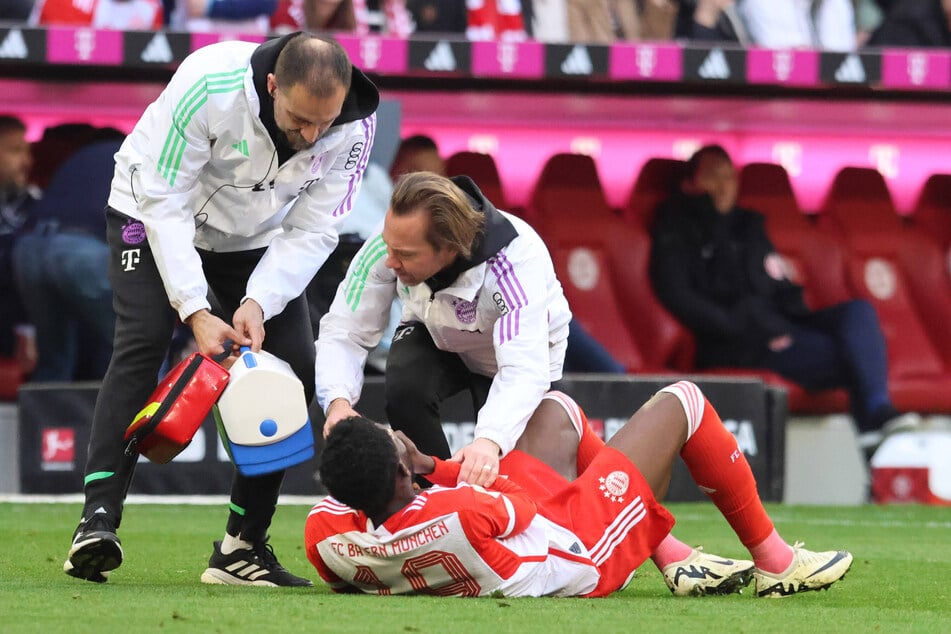 Alphonso Davies (23) wurde von einem Fuß im Gesicht getroffen und wälzte sich vor Schmerzen am Boden. Jetzt ist klar: Seine Zähne wurden in Mitleidenschaft gezogen!