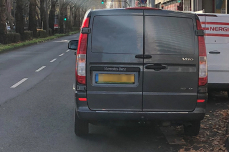 Diesem Paketboten in Köln wurde das Auto kurzerhand von der Polizei umgeparkt. Die Polizisten steckten die Schlüssel ein.